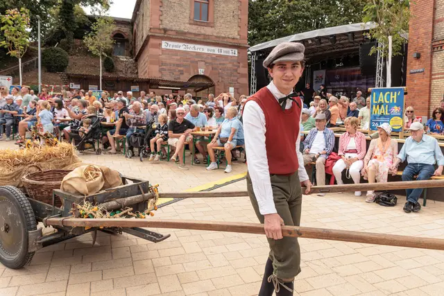 Musik, Kostüme und aufwendig gestaltete Wagen prägten den historischen Umzug durch Germersheim. Die Teilnehmer ließen verschiedene Epochen der Stadtgeschichte lebendig werden. | Foto: Paul Needham