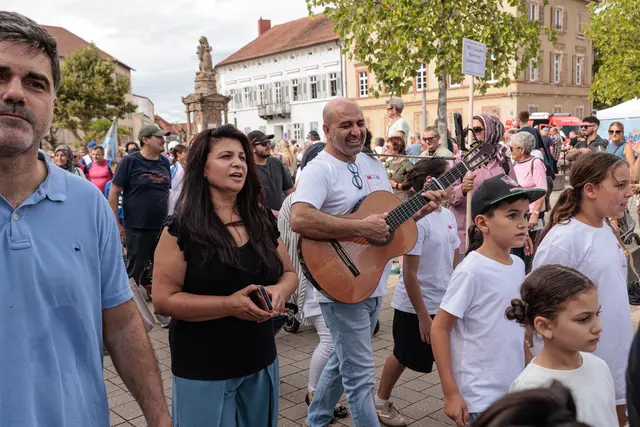 Mit viel Liebe zum Detail waren die Gruppen des historischen Umzugs unterwegs. Gemeinsam machten sie das Jubiläum „750 Jahre Stadtrechte Germersheim“ zu einem eindrucksvollen Fest für die ganze Stadt. | Foto: Paul Needham