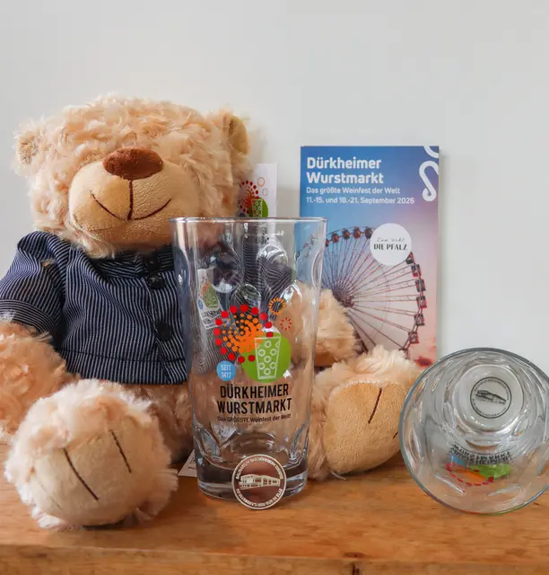 Die begehrte Sammlermünze und das einzigartige Wurstmarkt-Dubbeglas präsentieren sich zum 610. Dürkheimer Wurstmarkt wieder einmal von einer neuen Seite. Zur Worschtmark und dem Worschtmarkt-Dubbeglas, die im Bundle verkauft werden, gibt es in diesem Jahr einen Losgutschein.  | Foto: Stadt Bad Dürkheim