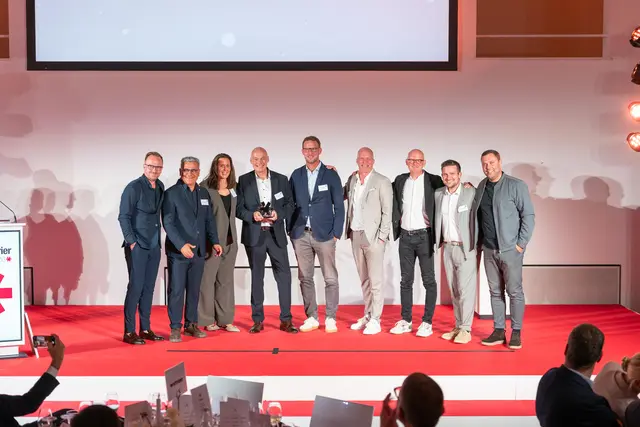 Ausgezeichnet in Düsseldorf: Jürgen Cölsch (Vierter von links), geschäftsführender Gesellschafter von Caprice, nahm den Schuhkurier-AWARD gemeinsam mit Führungskräften der Wortmann Gruppe entgegen. Caprice und Peter Kaiser gehören damit zum ausgezeichneten „Besten Hersteller“ der Branche. | Foto: Caprice
