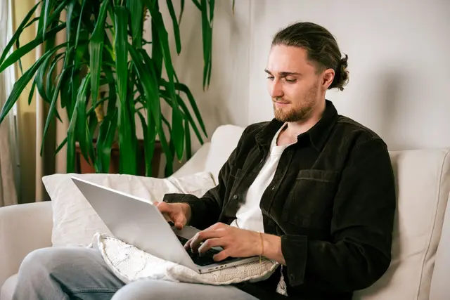 Viel Speicher oder mehr Datenschutz? Stiftung Warentest hat kostenlose und kostenpflichtige E-Mail-Anbieter verglichen. | Foto: Nico Tapia/dpa-mag
