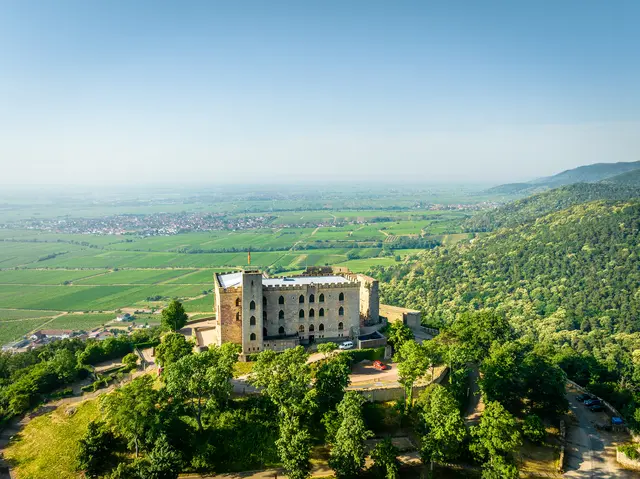 Am Tag des offenen Denkmals öffnet auf dem Hambacher Schloss auch der sonst nicht zugängliche Turm. | Foto: Pfalz Touristik, Dominik Ketz