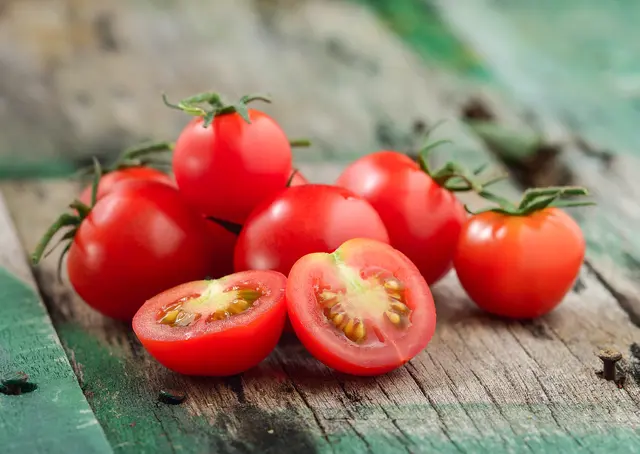 Weiche Tomaten müssen nicht sofort in den Müll. Man kann die leckeren Früchte noch weiterverwenden. | Foto: sommai/stock.adobe.com