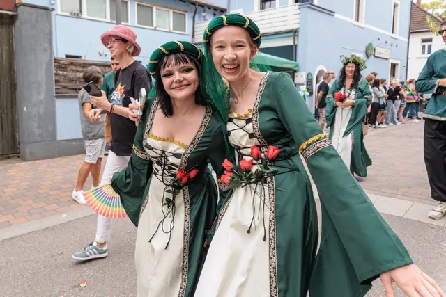 Zahlreiche Gruppen machten den historischen Umzug zu einem farbenfrohen Spektakel. Von historischen Darstellungen bis zu fantasievollen Kostümen gab es für die Zuschauer viel zu entdecken. | Foto: Paul Needham