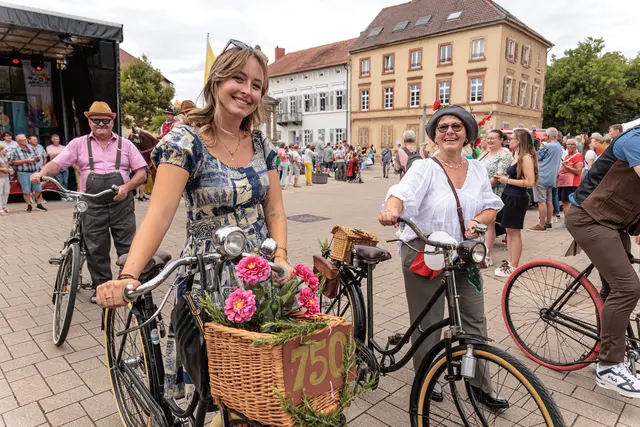 Von traditionellen Gewändern bis zu ausgefallenen Ideen: Die Gruppen brachten beim historischen Umzug zum 750-jährigen Jubiläum jede Menge Abwechslung auf die Straßen. | Foto: Paul Needham