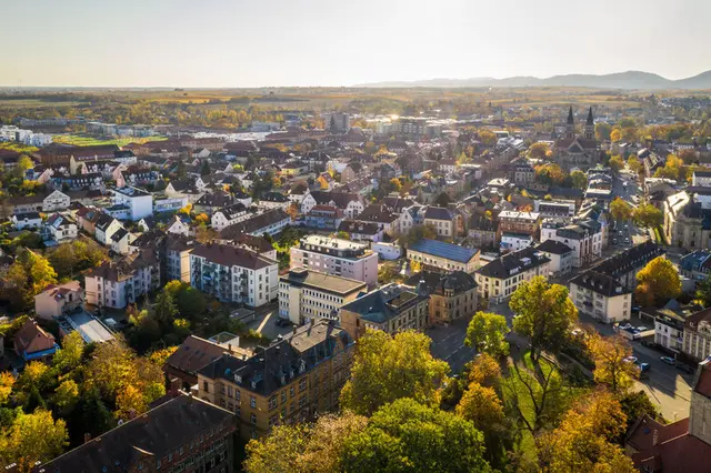 Wenn in der Nachbarschaft Fernwärme ausgebaut wird, wollen viele wissen, ob das eigene Gebäude künftig angeschlossen werden muss. | Foto: Stadt Landau