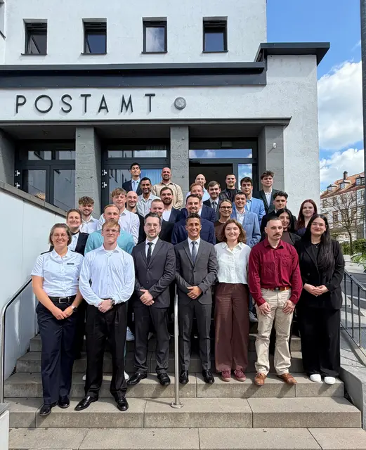 Beim Hauptzollamt Saarbrücken starten 27 neue Nachwuchskräfte in Ausbildung und duales Studium. Der Zoll wirbt mit sicherer Perspektive, vielfältigen Aufgaben und Einsätzen gegen Schwarzarbeit. | Foto: Hauptzollamt Saarbrücken