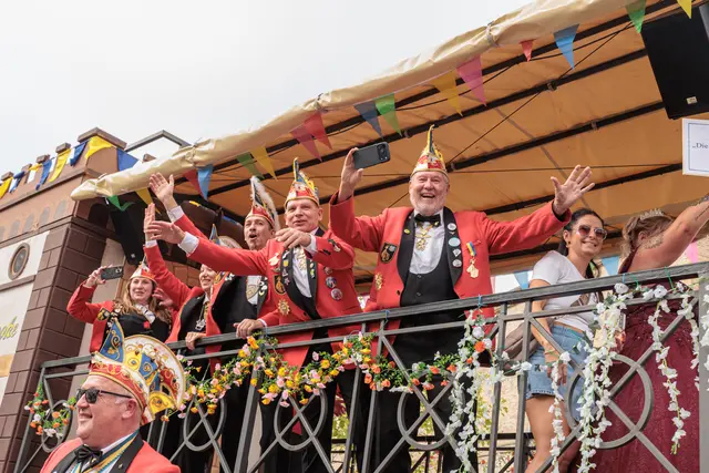 Von traditionellen Gewändern bis zu ausgefallenen Ideen: Die Gruppen brachten beim historischen Umzug zum 750-jährigen Jubiläum jede Menge Abwechslung auf die Straßen. | Foto: Paul Needham