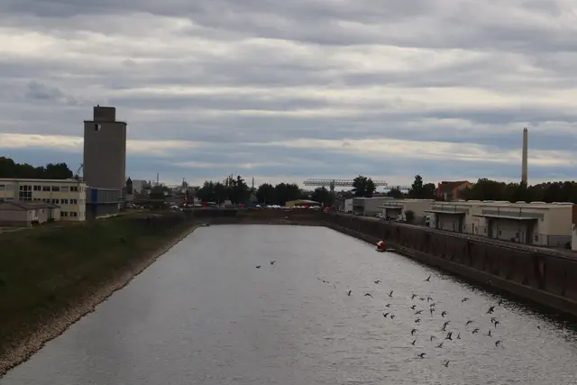 Der Luitpoldhafen, benannt nach dem Lieblingsneffen des Bayernkönigs Ludwig, der Ludwigshafen die Stadtrechte verlieh. Am Samstag zog der Himmel für einige Stunden zu, doch der Wettergott blieb gnädig.  | Foto: JG