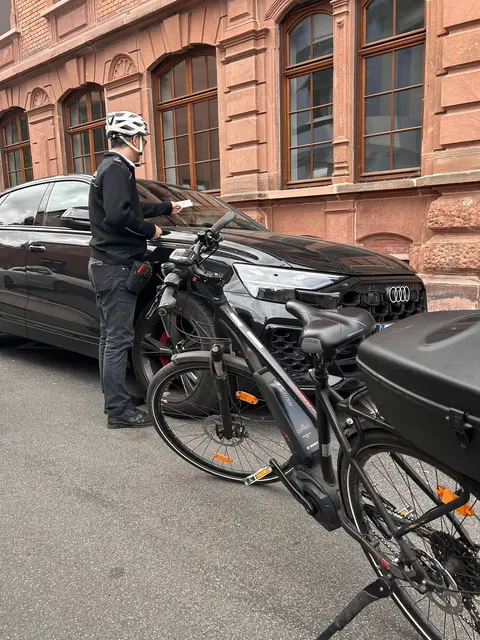 Die Fahrradstreife kontrolliert in Mannheim unter anderem, ob Geh- und Radwege frei bleiben. | Foto: Stadt Mannheim