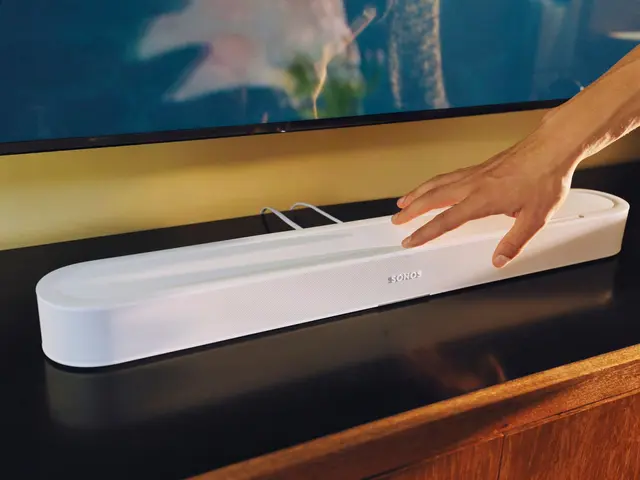 Mehr Technik in Sonos neuer Soundbar: Die neue Beam Ultra verspricht vollen Dolby-Atmos-Klang und klarere Dialoge. | Foto: Heather Sten/Sonos/dpa-mag