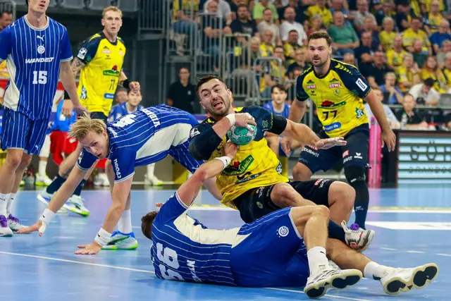 Löwe Jannik Kohlbacher (mit Ball) am Kreis gegen Stepan Zeman vom VfL Gummersbach. | Foto: Kösegi/PIX-Sportfotos