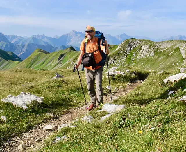 Bei einer Lesung in der Bibliothek bekommen Besucherinnen und Besucher Ideen für die nächsten Wanderziele in Deutschland. | Foto: Kromer