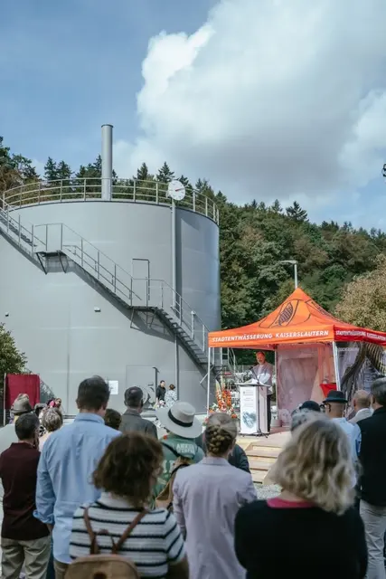 Jörg Zimmermann, Vorstand der Stadtentwässerung, richtete zur Inbetriebnahme feierliche Worte an die Gäste. Im Hintergrund der neue Gasspeicher | Foto: STE/gratis