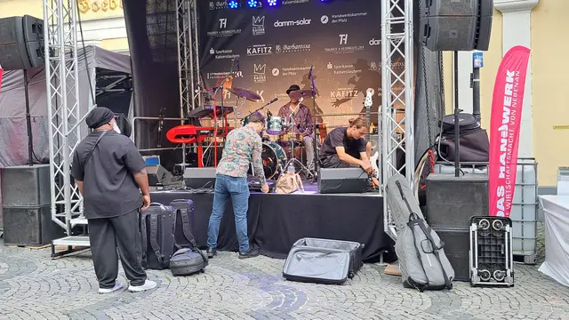 Soundcheck vor dem Start: Zum ersten Mal ist eine Bühne auf dem Martinsplatz aufgebaut | Foto: Monika Klein