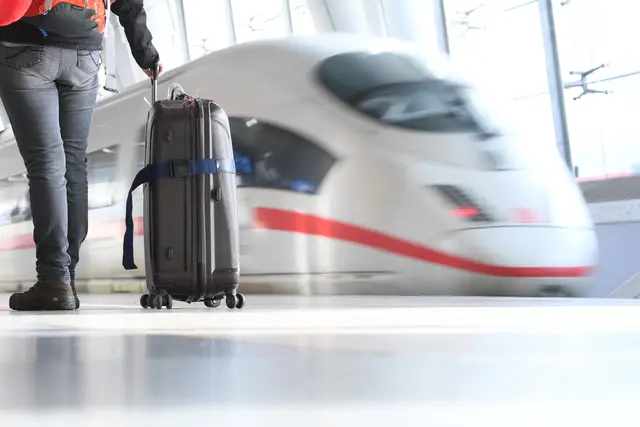 Beim Umstieg auf die Bahn müssen Passagiere der Lufthansa ihr Gepäck künftig wieder selbst transportieren. (Archivbild)  | Foto: Arne Dedert/dpa