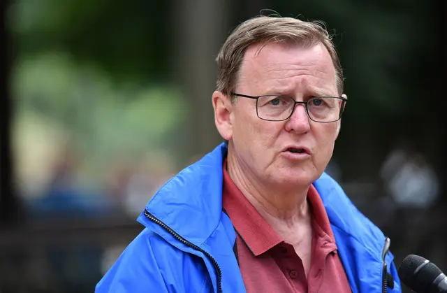 Bodo Ramelow (Die Linke), Thüringens Ex-Ministerpräsident und heutige Bundestags-Vizepräsident, bei einer Wanderung im Wald (Archivbild). | Foto: Martin Schutt/dpa-Zentralbild/dpa