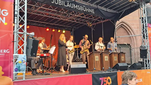 Die Huggee Swing Band tritt nach der offiziellen Eröffnung auf der Jubiläumsbühne auf | Foto: Monika Klein