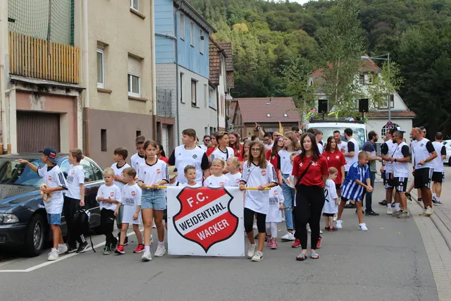 Mit viel Kreativität und guter Laune sind die Vereine und Aktiven beim Kerweumzug in Weidenthal unterwegs. | Foto: Eva Bender
