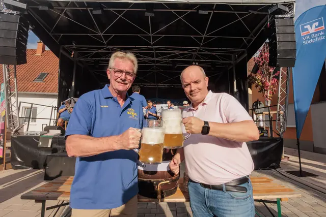 Ortsvorsteher Helmut Wesper und Bürgermeister Steffen Weiß beim traditionellen Fassanstich | Foto: Paul Needham