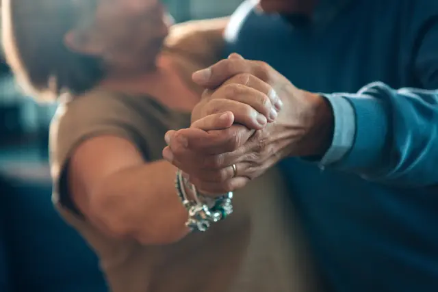 Beim Tanzcafé 60plus in Landau können Gäste gemeinsam tanzen und ins Gespräch kommen. | Foto: Carlo Prearo/stock.adobe.com