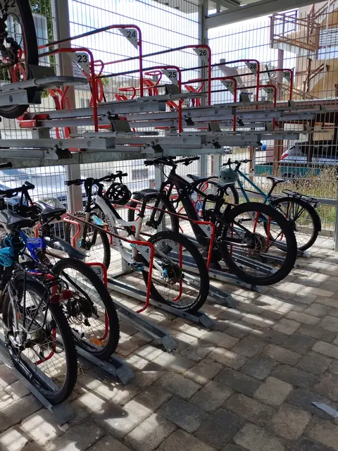Mittlerweile gut gefüllter Fahrrad-Käfig am Bhf Annweiler  | Foto: ADFC, M. Schindler 