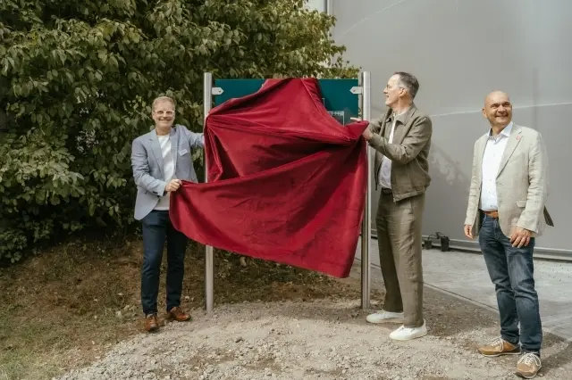Vorstand Jörg Zimmermann (v. l.9 und Wirtschaftsminister Michael Ebling enthüllen die Tafel vor dem neuen Gasspeicher. Mit dabei war Bürgermeister Manfred Schulz | Foto: STE/gratis
