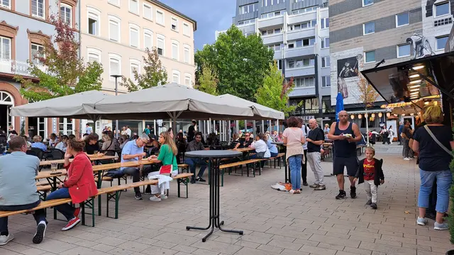 Bei sommerlichen Temperaturen genießen die Besucher den Auftakt des Barbarossafests | Foto: Monika Klein
