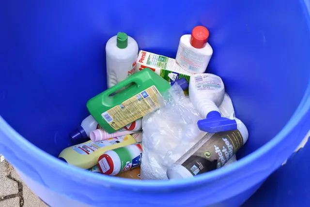 Wer Lacke oder andere Problemstoffe loswerden will, kann sie an den Sammeltagen beim Umweltmobil abgeben. | Foto: EWL