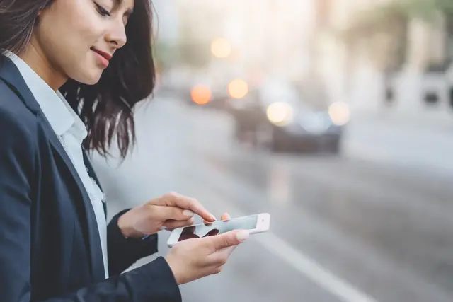 Nach einem Hassposting gegen den Bürgermeister von Landau hat die Polizei einen 39-jährigen Tatverdächtigen ermittelt. Bei einer Durchsuchung wurde ein Mobiltelefon sichergestellt. | Foto: fifeflyingfife/stock.adobe.com