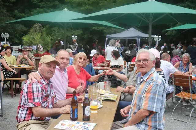 Geselliges Beisammensein auf dem Beckenhof: Der Seniorennachmittag ist seit Jahrzehnten eine feste Tradition in Pirmasens. Nachdem die Veranstaltung Ende Juni wegen großer Hitze ausfallen musste, wird sie nun am 10. September nachgeholt. | Foto: Stadt Pirmasens