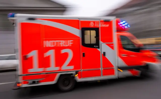 Zwei Menschen wurden ins Krankenhaus gebracht. (Symbolbild)  | Foto: Monika Skolimowska/dpa