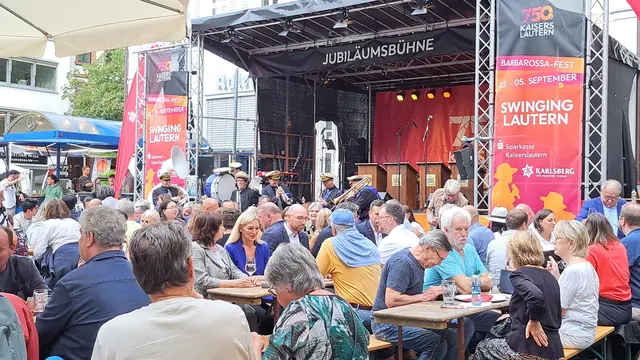 750 Jahre Kaiserslautern: Mit „Swinging Lautern“ wird das Jubiläumsjahr gefeiert. Die Jubiläumsbühne ist bei der Stiftskirche aufgebaut | Foto: Monika Klein