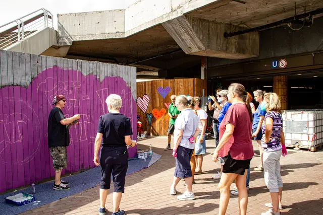 Am Bauzaun des ehemaligen Rathaus-Centers in Ludwigshafen ist durch Kunstworkshops eine Freiluftgalerie entstanden. | Foto: Ludwigshafener Kongress- und Marketing-Gesellschaft mbH