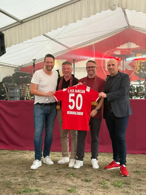 v.l. Daniel Stich (Verwaltungsratsmitglied 1. FC Kaiserslautern, Jochen Geißer, Mario Specht (beide Vorstandschaft 1.FCK-Fanclub Neuburg) und Gero Scira (1. Vorsitzender 1.FC Kaiserslautern e.V.) | Foto: Privat