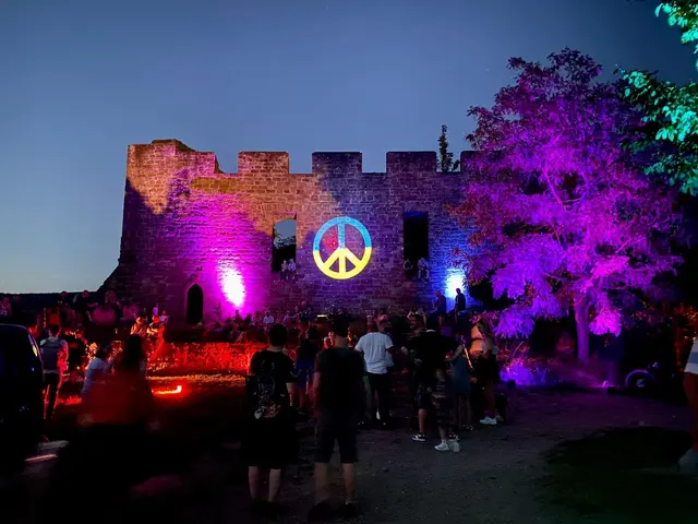Besondere Atmosphäre auf der Burgruine: Illuminationen, Musik und Burgfestprogramm sollen „Wolf of Winestreet“ in Neustadt zum neuen Treffpunkt machen. | Foto: Die Waldschatten e.V.