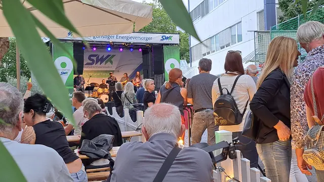 Das musikalische Programm lockt am Eröffnungsabend zahlreiche Besucher in die Innenstadt | Foto: Monika Klein