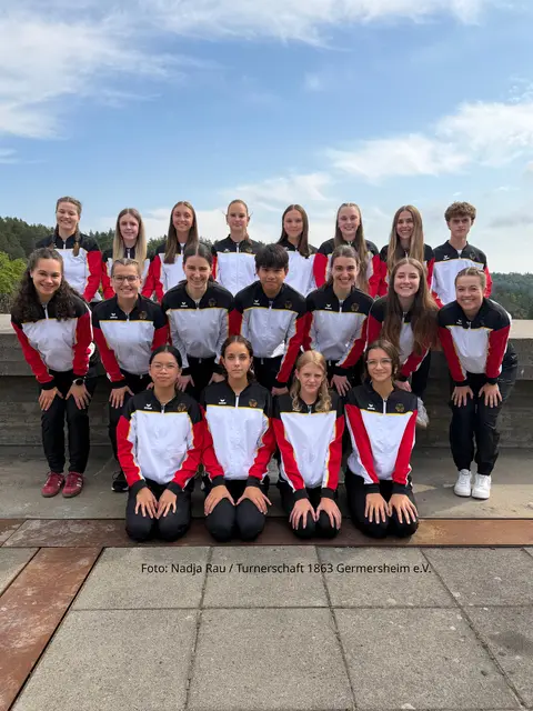 hintere Reihe vlnr: Simone Illing, Amelie Sommer, Christina Khramtsov, Stefanie Nering, Milena Riester, Mira Beck, Julia Linder und Lasse Trauth --- mittlere Reihe vlnr: Liv Grete Schupp, Fabienne Metzger, Sarah Höfers, David Nighem, Ronja Höfers, Diana Brauer und Bianca Illing --- vordere Reihe vlnr: Amelie Dao, Juli Ehmer, Lea-Sophie Rau, Lea Golik | Foto: Nadja Rau