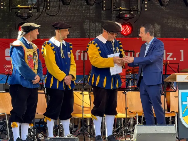 Bürgermeister Christian Burkhart, Harald Jentzer, Andre Schuster und Oliver Winck bei der Preisverleihung (von links) | Foto: Verbandsgemeinde Annweiler