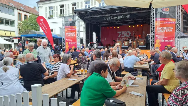Bei sommerlichen Temperaturen genießen die Besucher den Auftakt des Barbarossafests | Foto: Monika Klein