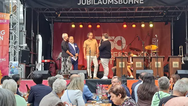 Oberbürgermeisterin Beate Kimmel (v. l.), Franz Wosnitza (künstlerischer Leiter) und Alexander Heß begrüßen die Besucher. Moderiert wird die Eröffnung von „Swinging Lautern“ von Marco Blechschmidt von Antenne Kaiserslautern | Foto: Monika Klein