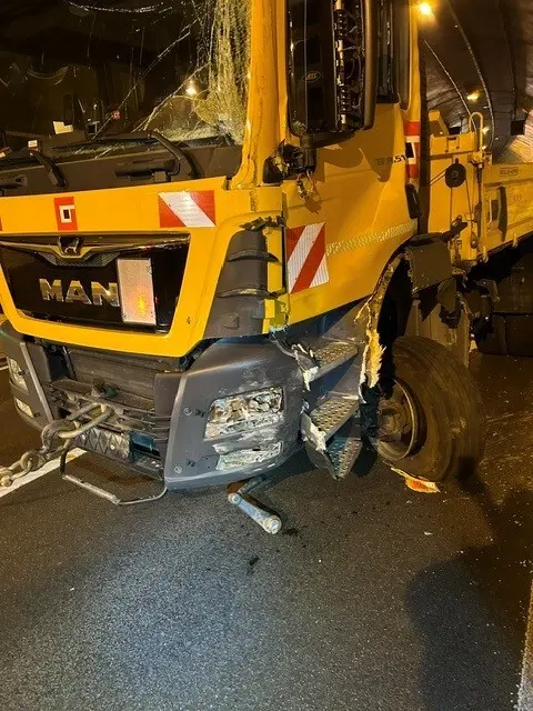 Schwerer Unfall im Staufertunnel auf der B10 bei Annweiler: Ein Pkw stieß mit einem Lkw zusammen, der Lkw-Fahrer wurde leicht verletzt. Der Tunnel blieb bis 9.30 Uhr gesperrt. | Foto: Polizeidirektion Landau