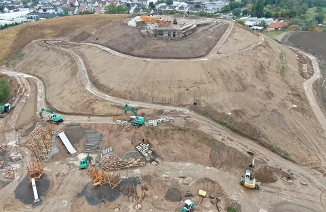 Ein Baustellenschild steht oft dort, wo sich ein Gelände gerade sichtbar verändert. | Foto: Stadt Neustadt