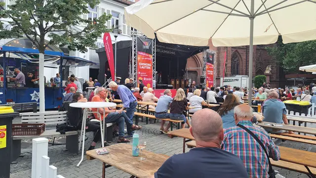 Noch warten die Besucher auf die Eröffnung: Die Jubiläumsbühne vor der Stiftskirche ist einer der zentralen Schauplätze des Festwochenendes | Foto: Monika Klein