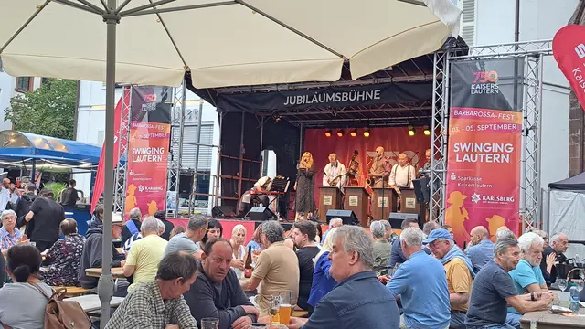 Die Jubiläumsbühne vor der Stiftskirche ist einer der zentralen Schauplätze des Festwochenendes | Foto: Monika Klein