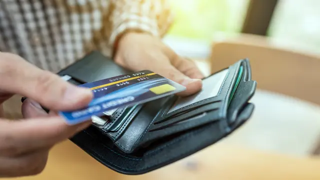 Nach einem Diebstahl aus Taschen in der Grundschule Annweiler sucht die Polizei einen dunkel gekleideten Mann mit schwarzen Haaren. Gestohlene Bankkarten wurden kurz darauf an einem Zigarettenautomaten eingesetzt. | Foto: Phushutter/stock.adobe.com