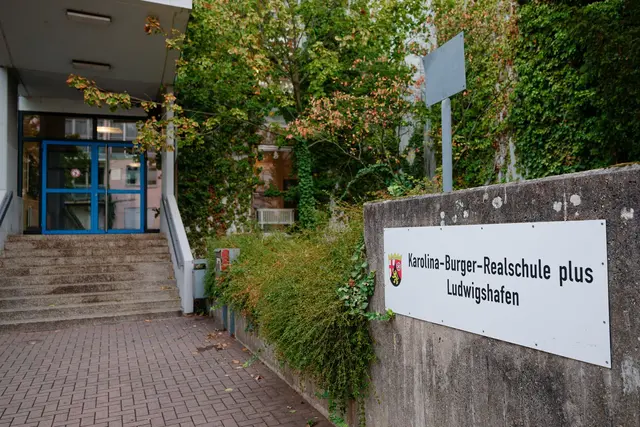 Die Karolina-Burger-Realschule plus ist wiederholt wegen Polizeieinsätzen in die Schlagzeilen geraten. (Archivbild) | Foto: Uwe Anspach/dpa