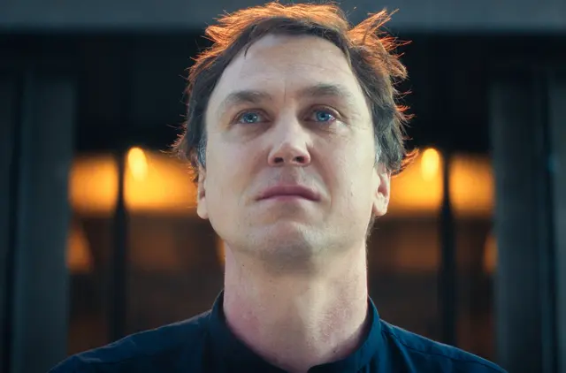 Sterben: Lars Eidinger steht als Dirigent Tom Lunies bei einer Orchester-Probe vor dem Ensemble. | Foto: ARTE G.E.I.E.