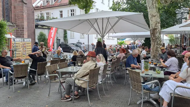 Die Freisitze der Gastronomien waren an dem Sommerabend mit angenehmen Temperaturen gut besucht | Foto: Monika Klein