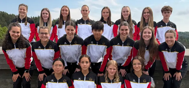 hintere Reihe vlnr: Simone Illing, Amelie Sommer, Christina Khramtsov, Stefanie Nering, Milena Riester, Mira Beck, Julia Linder und Lasse Trauth --- mittlere Reihe vlnr: Liv Grete Schupp, Fabienne Metzger, Sarah Höfers, David Nighem, Ronja Höfers, Diana Brauer und Bianca Illing --- vordere Reihe vlnr: Amelie Dao, Juli Ehmer, Lea-Sophie Rau, Lea Golik | Foto: Nadja Rau